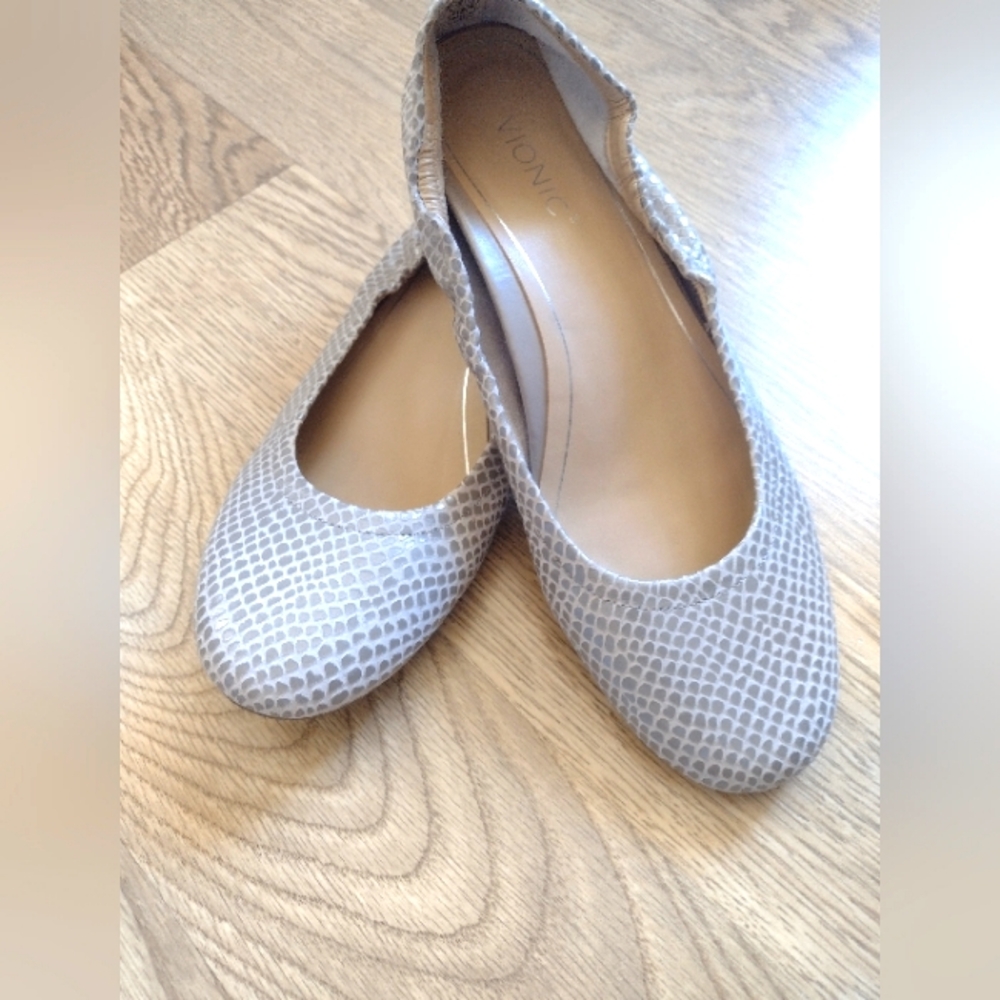 Vionic Snakeskin Flats Size 7 Orthopedic